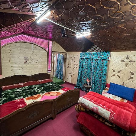 Houseboat Young Balmoral Castle Srīnagar エクステリア 写真
