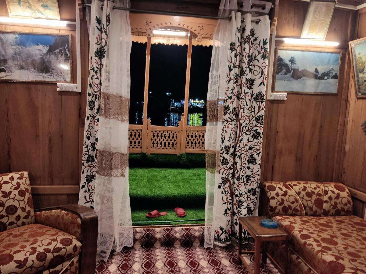 Houseboat Young Balmoral Castle Srīnagar エクステリア 写真