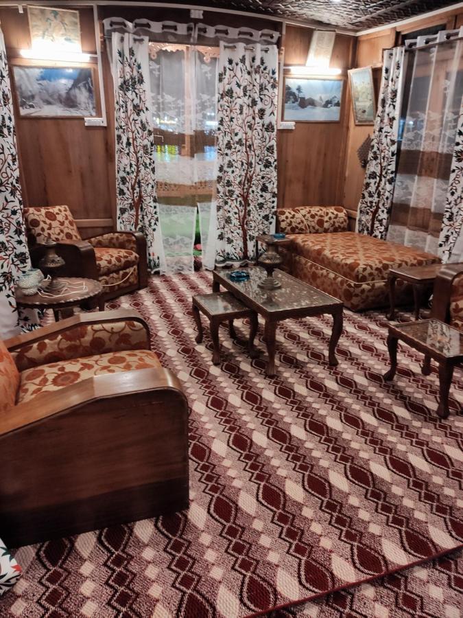 Houseboat Young Balmoral Castle Srīnagar エクステリア 写真