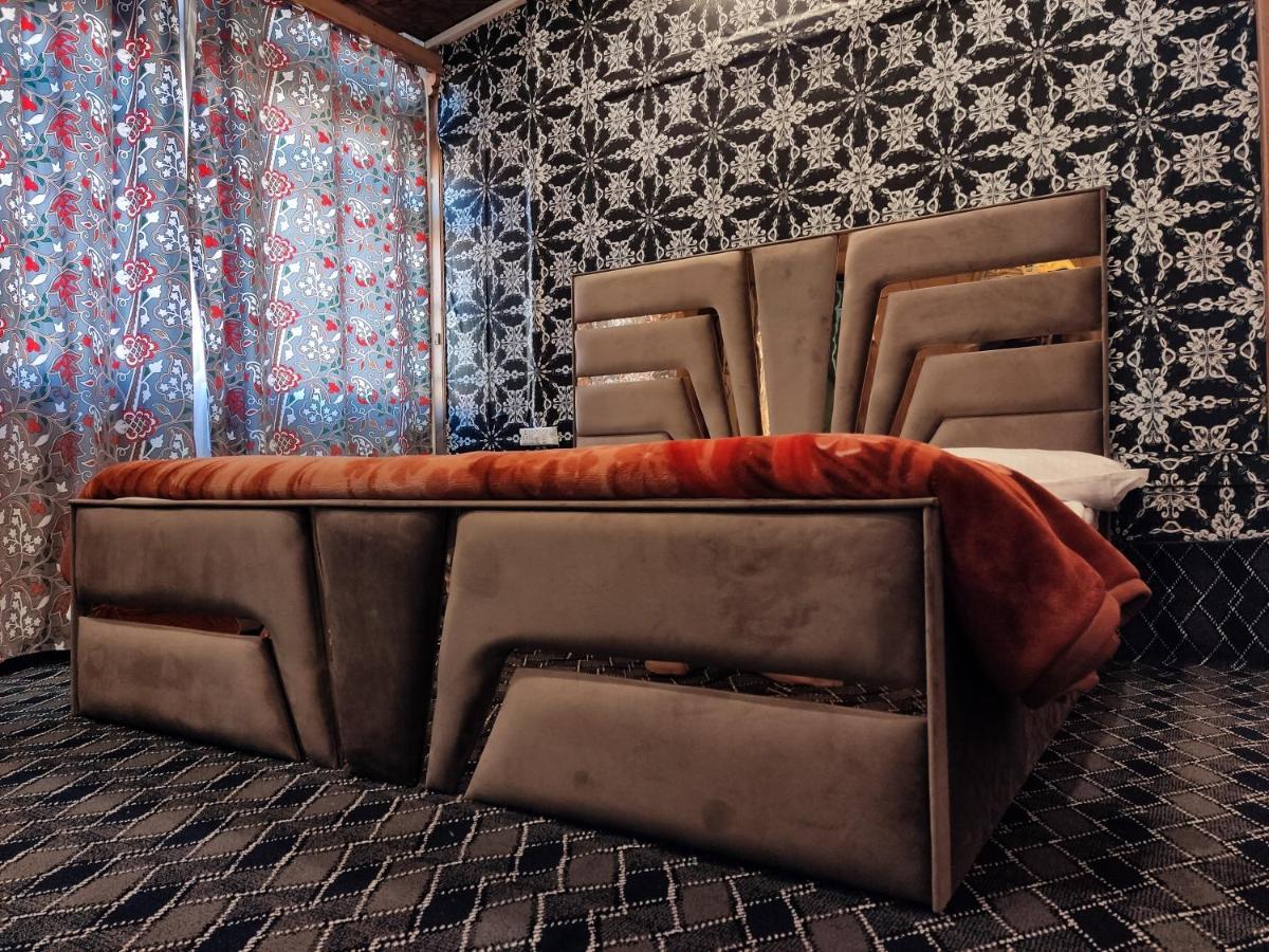 Houseboat Young Balmoral Castle Srīnagar エクステリア 写真