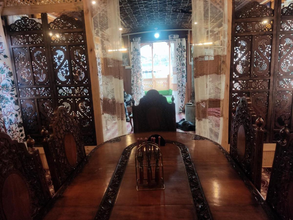 Houseboat Young Balmoral Castle Srīnagar エクステリア 写真