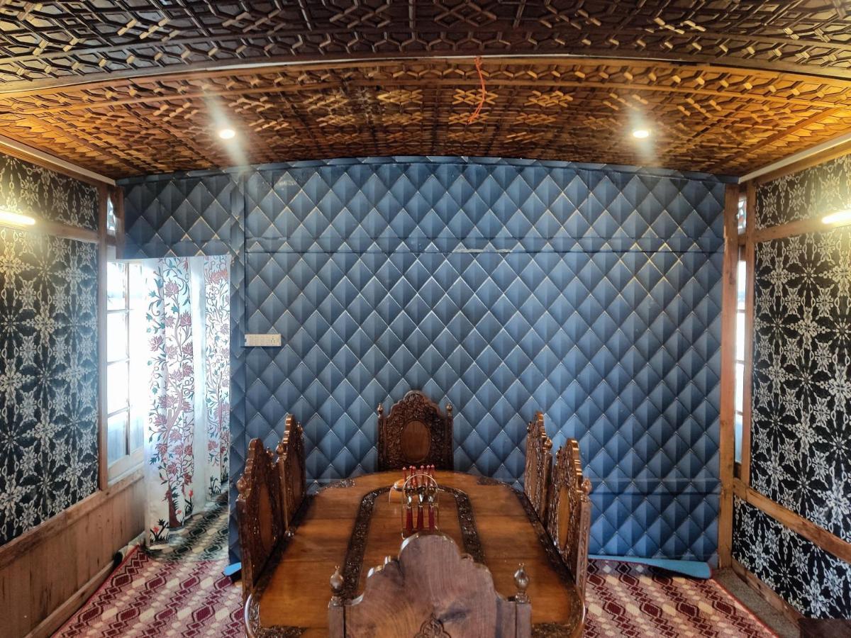 Houseboat Young Balmoral Castle Srīnagar エクステリア 写真