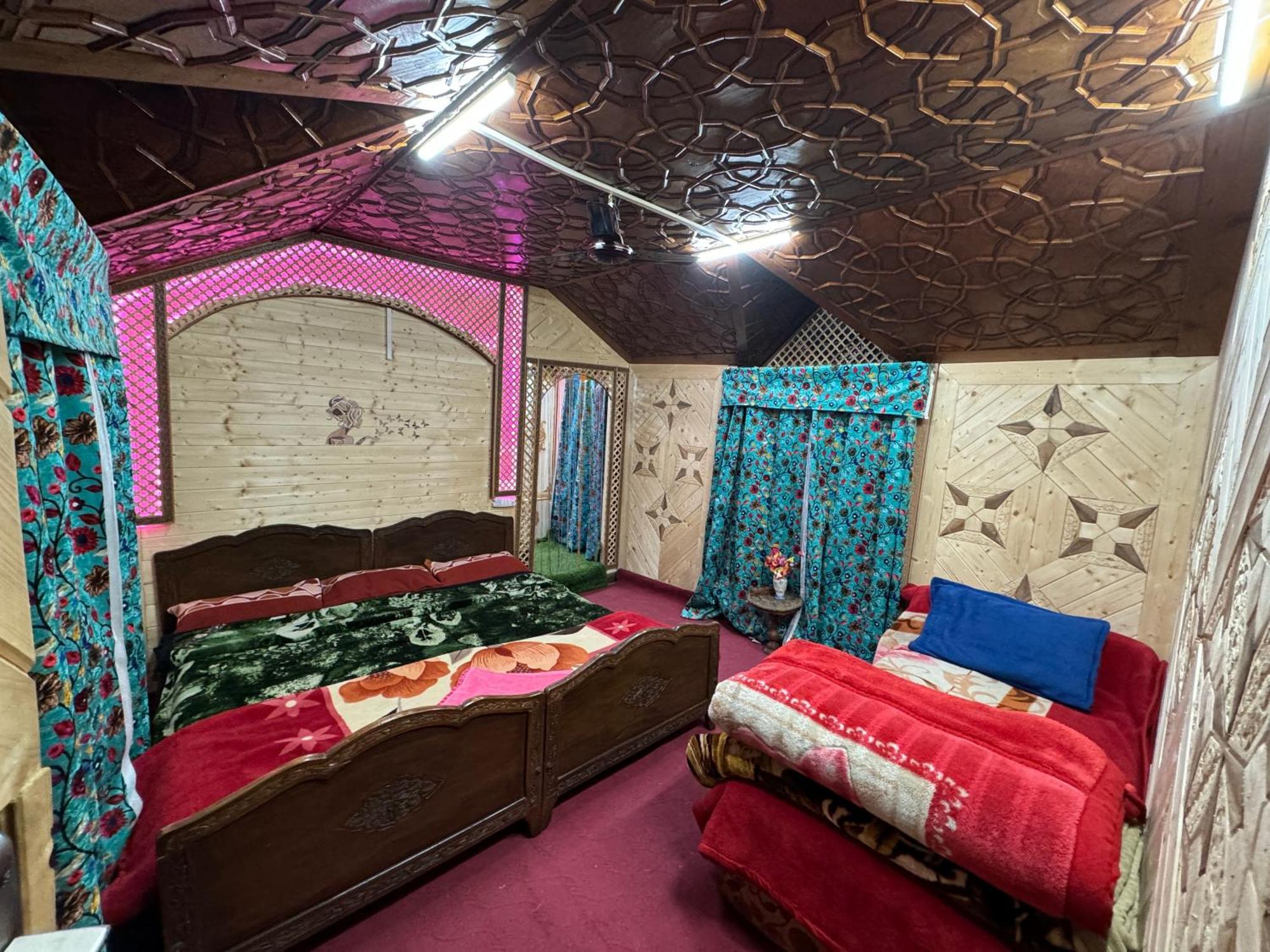 Houseboat Young Balmoral Castle Srīnagar エクステリア 写真