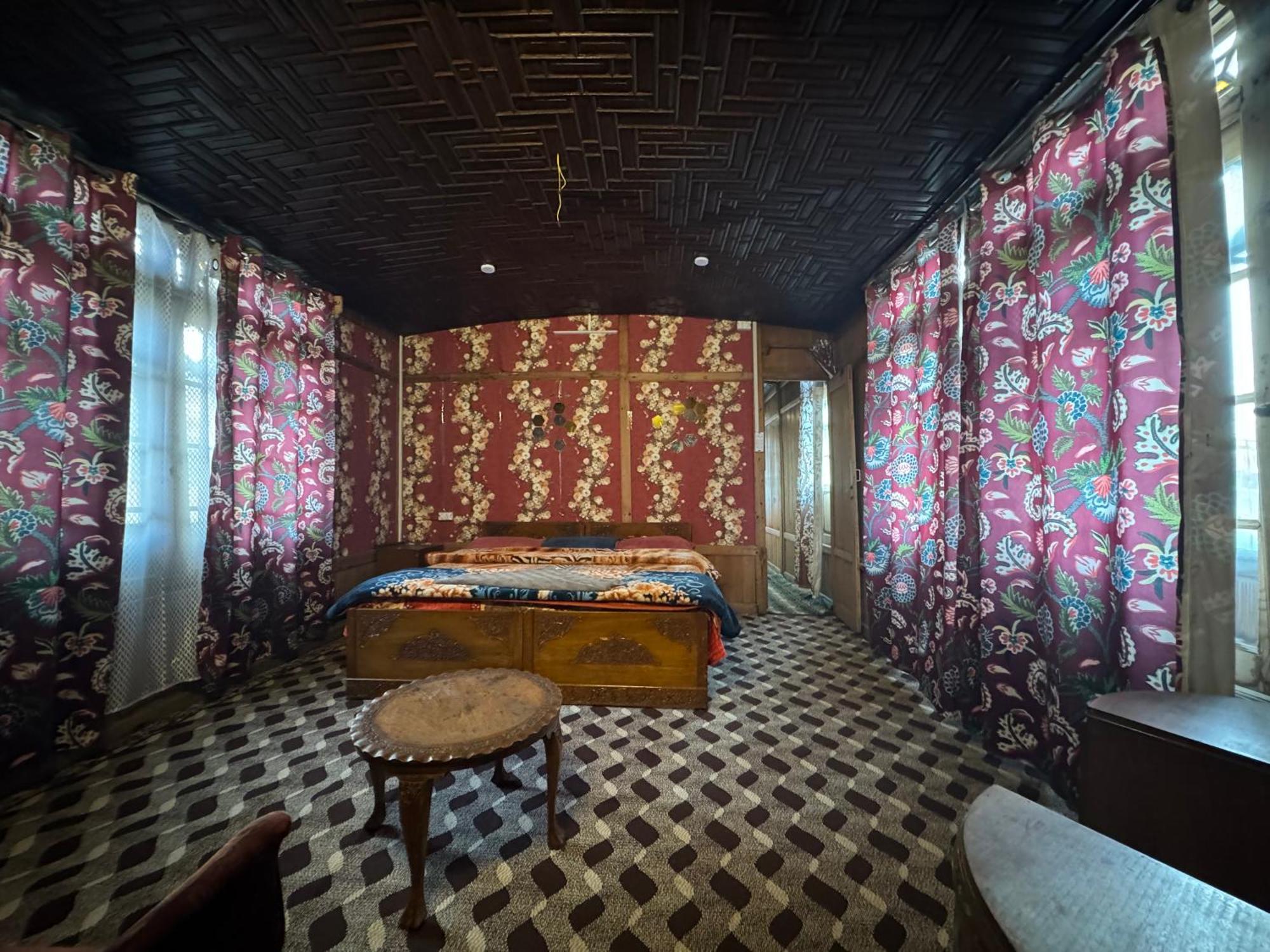Houseboat Young Balmoral Castle Srīnagar エクステリア 写真