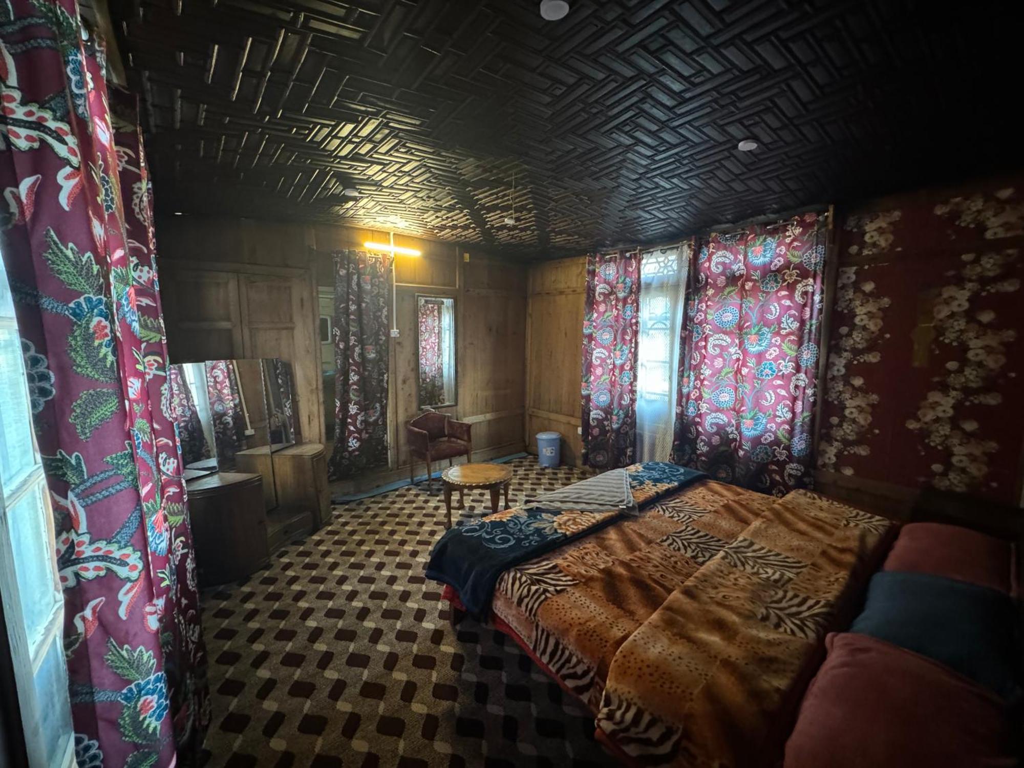 Houseboat Young Balmoral Castle Srīnagar エクステリア 写真