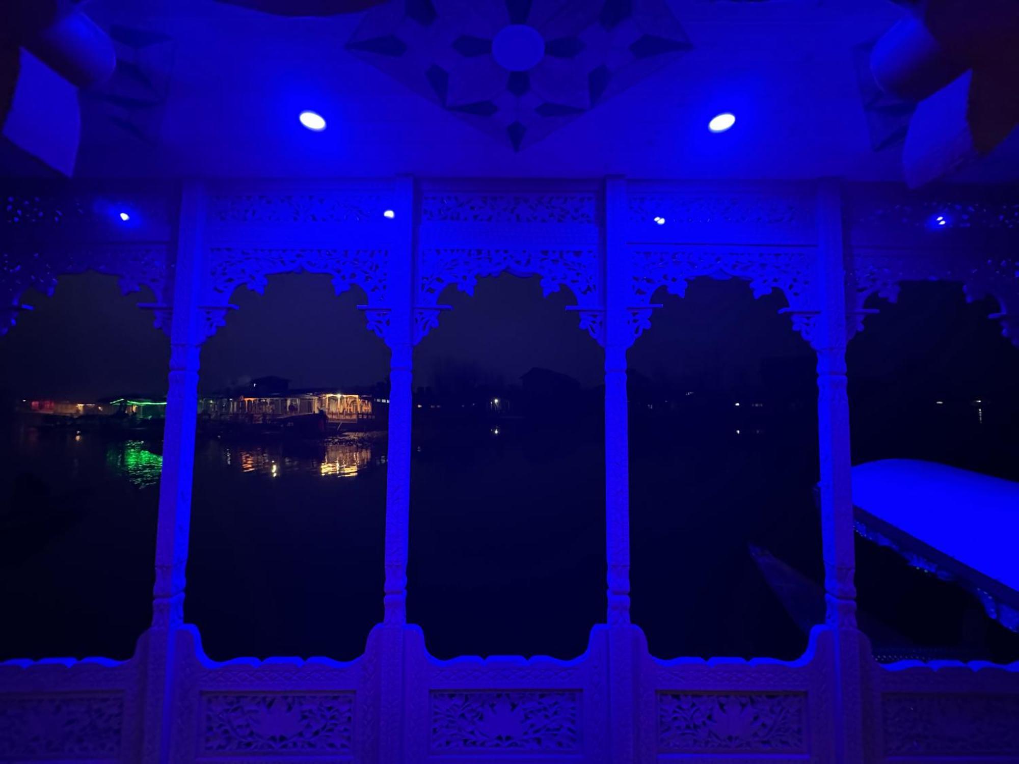 Houseboat Young Balmoral Castle Srīnagar エクステリア 写真