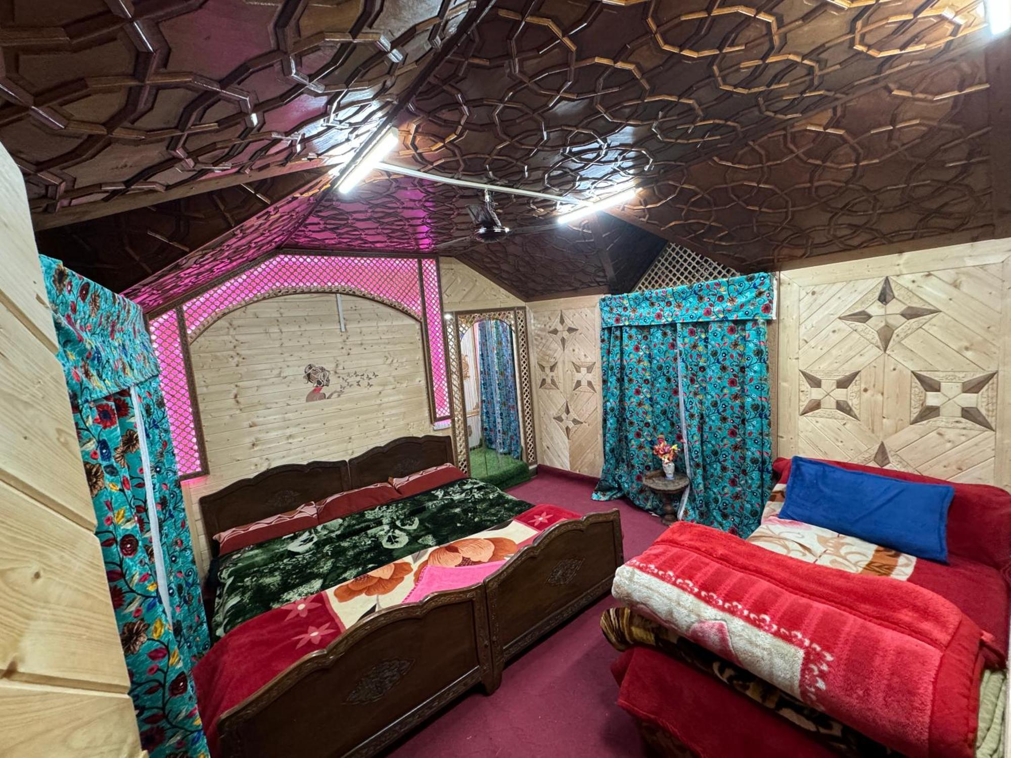 Houseboat Young Balmoral Castle Srīnagar エクステリア 写真